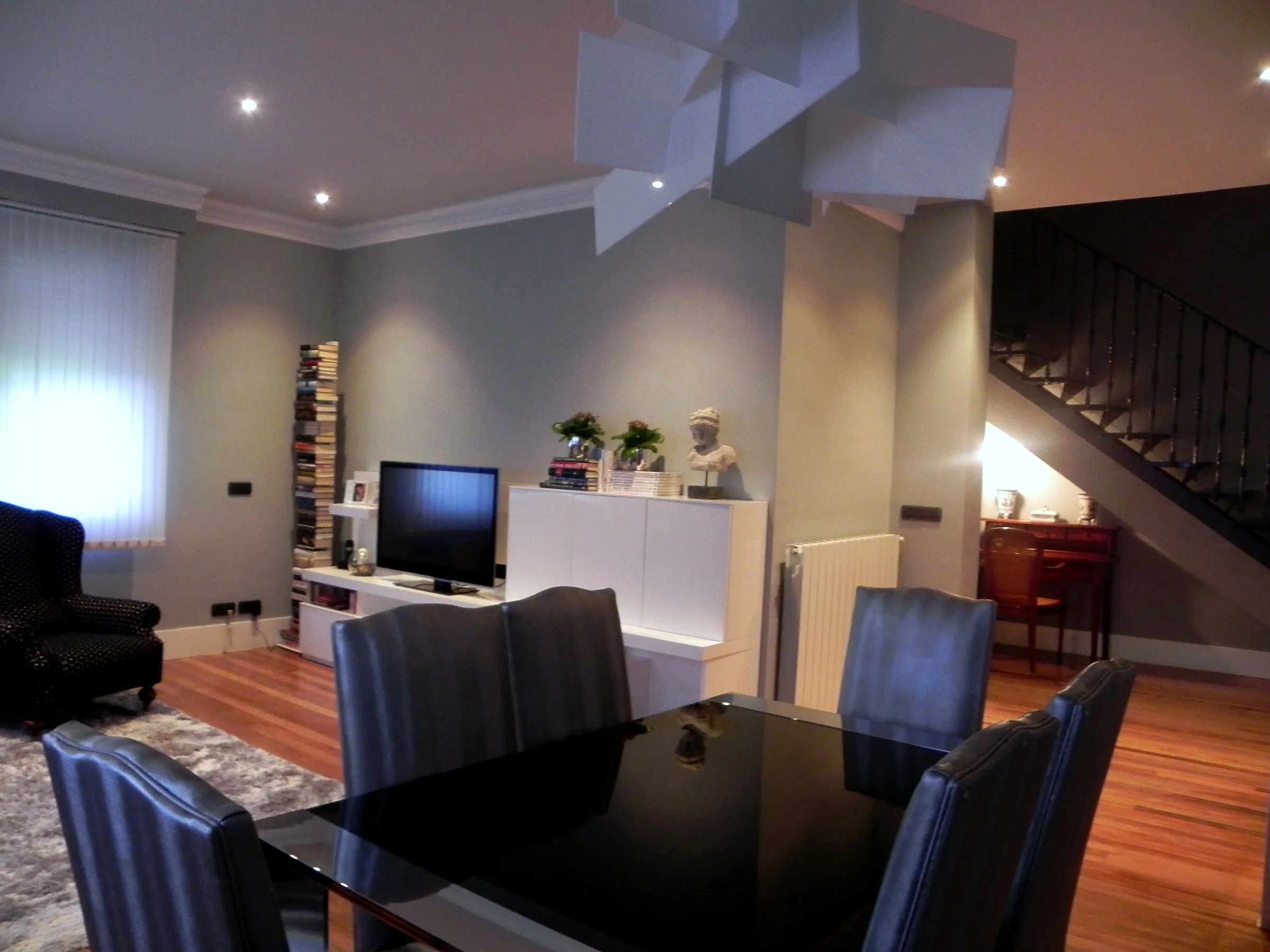 Salón comedor con suelo de madera y escalera, casa en Sodupe