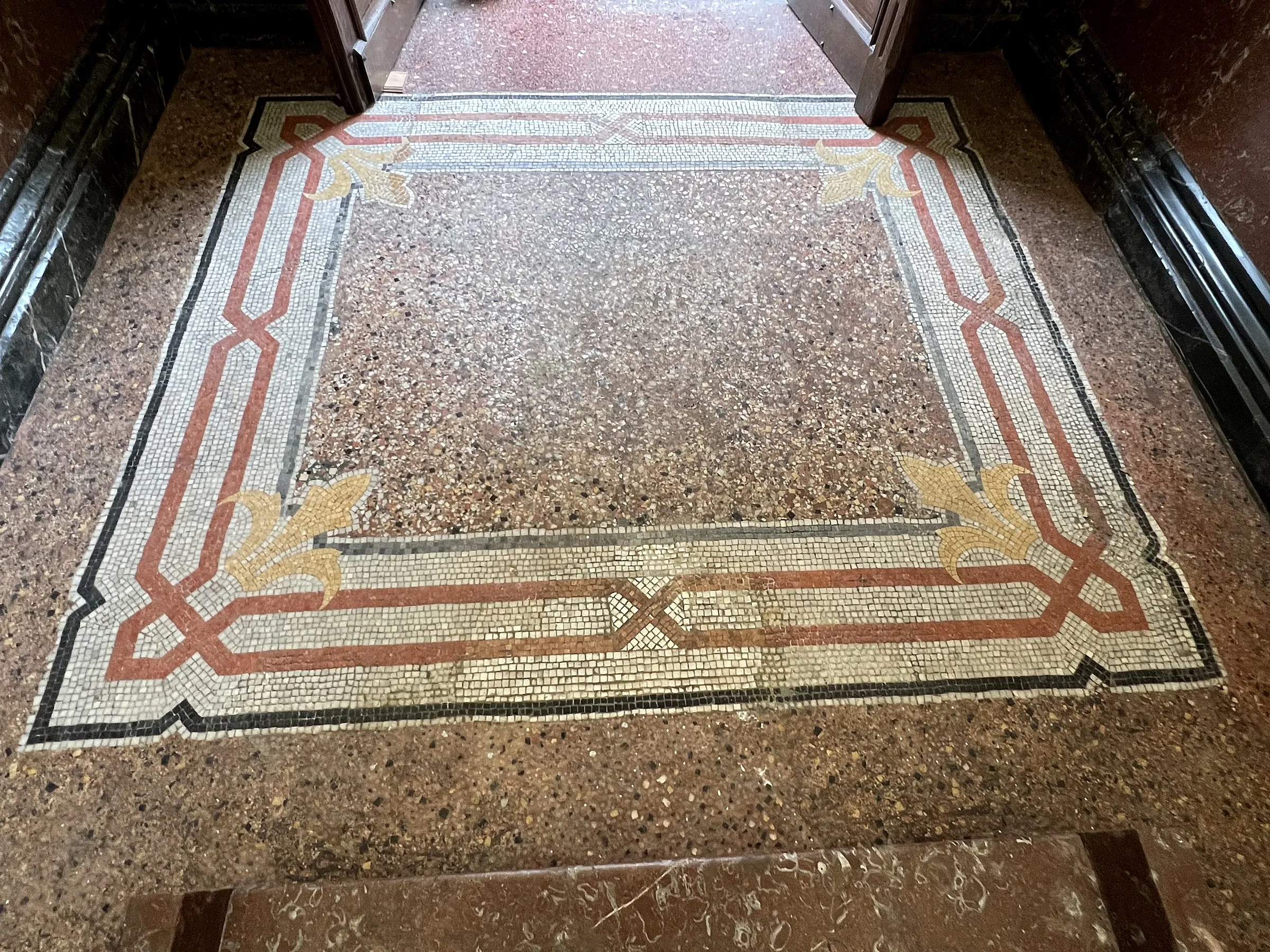 Suelo de mosaico, Portal en Mazarredo